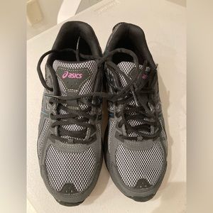 Like New ASIC tennis shoes